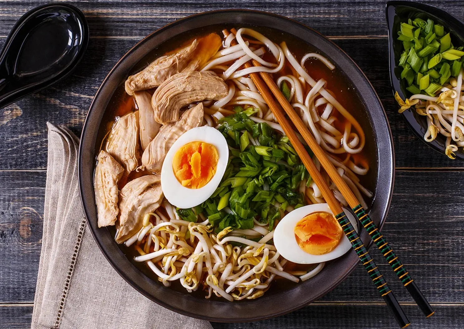 チャーシューと半熟卵、もやしをのせたラーメン