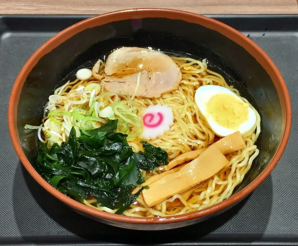 わかめとなると、メンマ、チャーシューの醤油ラーメン