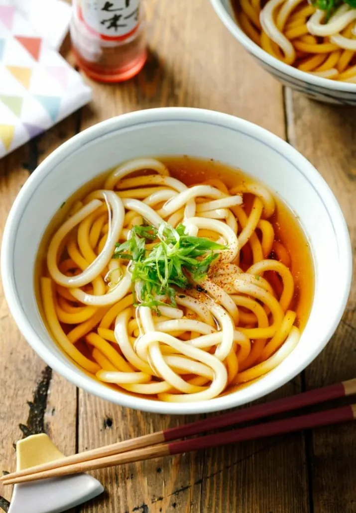 刻みねぎをのせたかけうどん