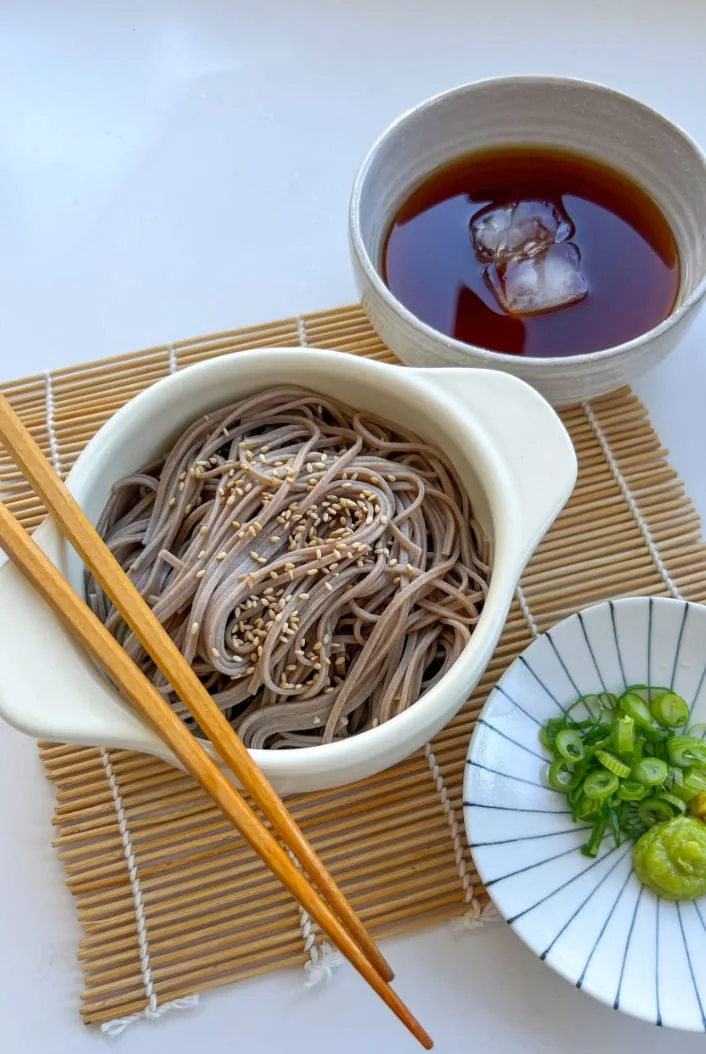 冷たいつゆと薬味を添えたそば
