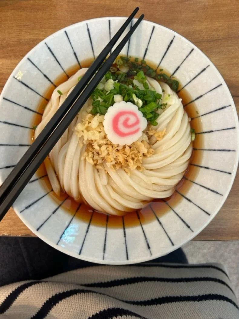 なるとと天かす、ねぎをのせたうどん